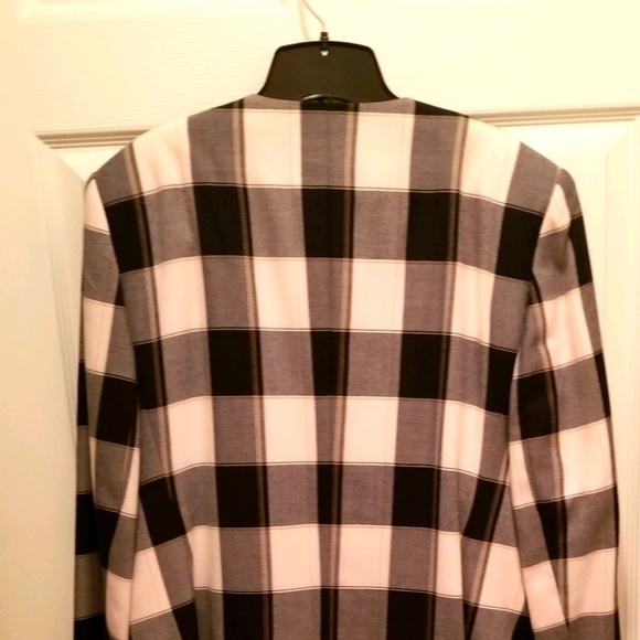 EXECUTIVE COLLECTIONS suit - Picture 2 of 3